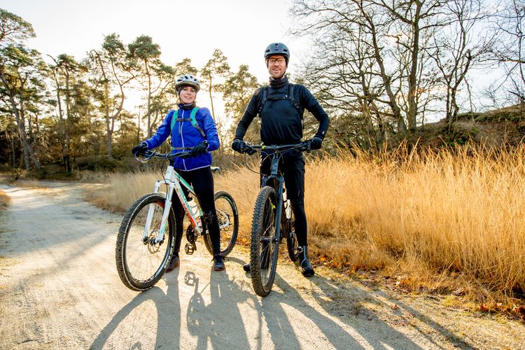 2 mountainbikers op het parcours De Loonse en Drunense Duinen