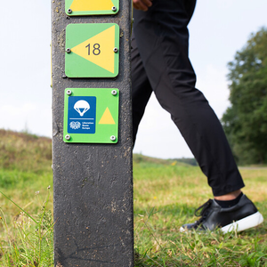 Volg de bordjes met 'Liberation Route'. Deze hangen onder de reguliere knooppuntborden.