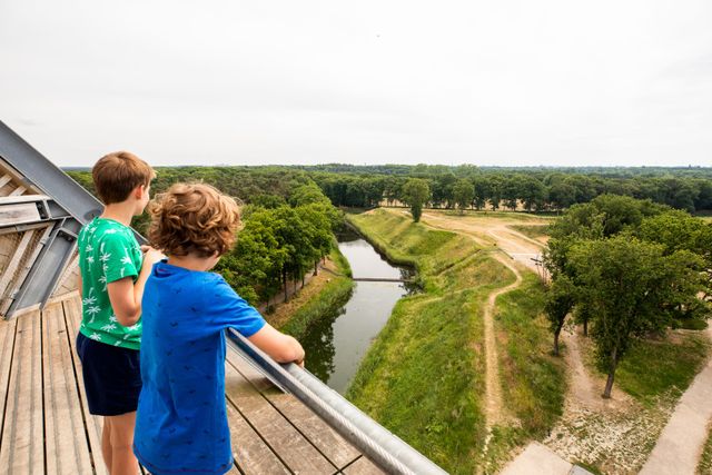 Twee kinderen op uitkijktoren Fort de Roovere