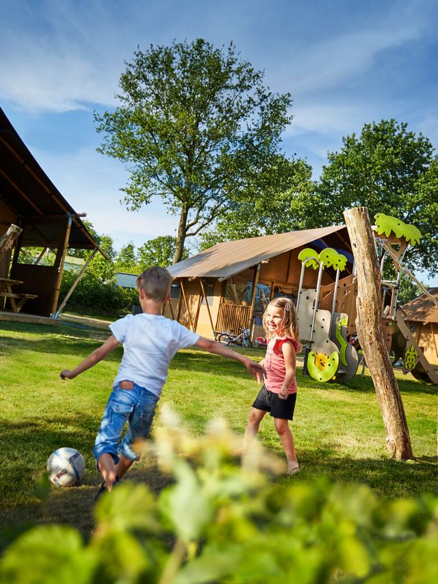 Recreatiepark TerSpegelt safaritent spelende kinderen