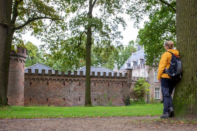 Wandelaar die naar kasteel langs de route kijkt