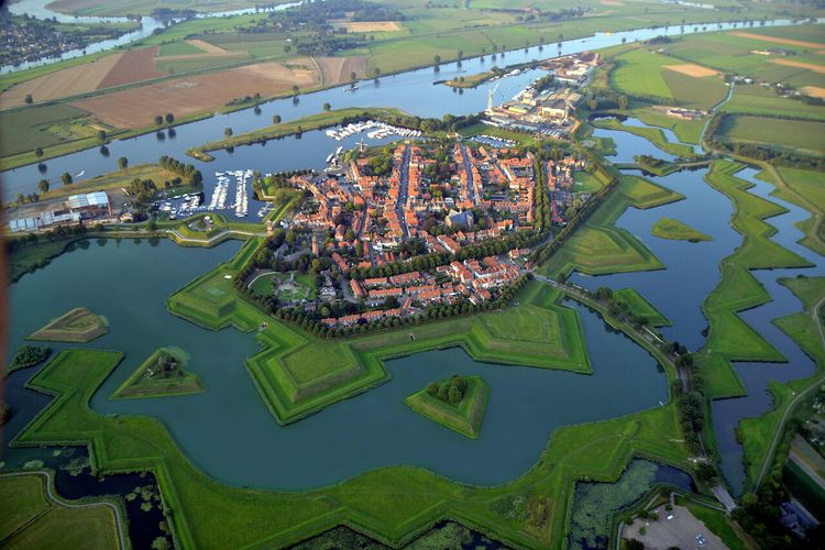 Heusden van boven. Je ziet de vorm van de stad goed; een ster.