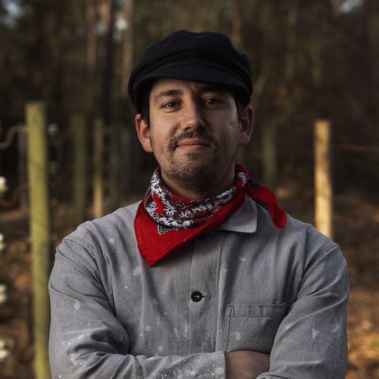 De smokkelaar met zijn armen over elkaar