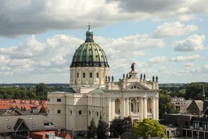 Vanuit de lucht genomen foto met de grote koepel van de basiliek.