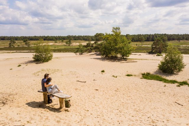 Stel op een bankje genieten in de Loonse- en Drunense Duinen