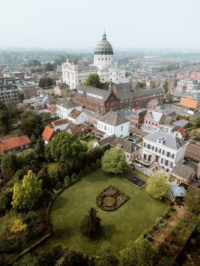 De basiliek in Oudenbosch van boven.