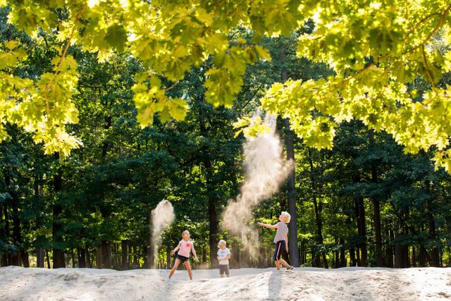 Kinderen spelen in het zand in het Mastbos in Breda