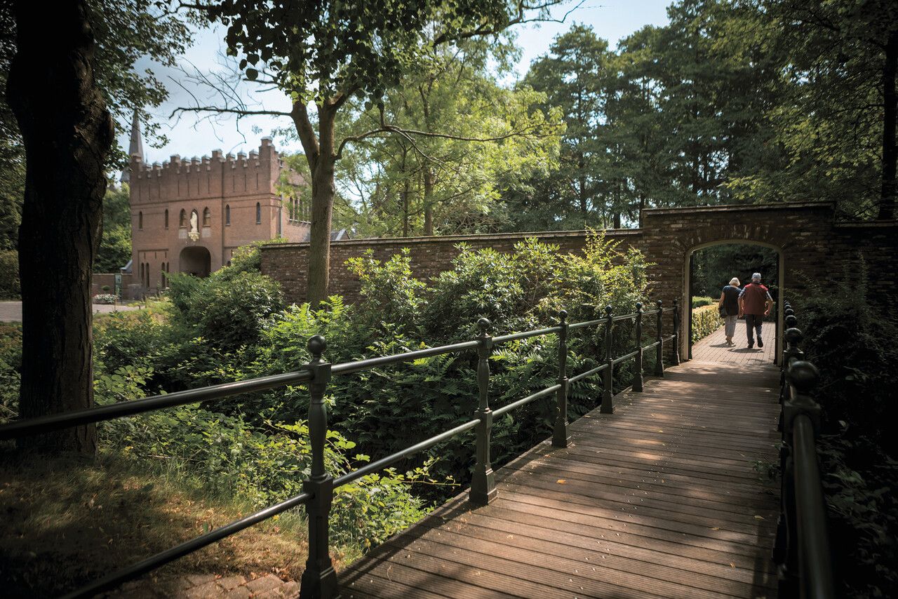 De voetgangersbrug naar de abdij van La Trappe