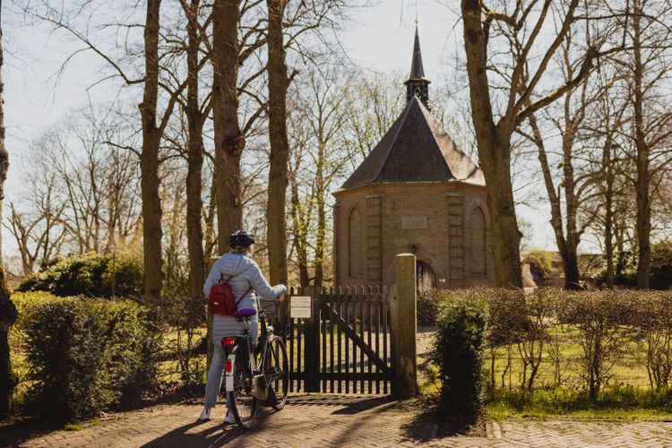 Fietser bij Van Gogh kerkje in Nuenen.