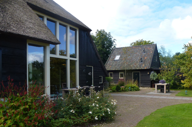 Groepsaccommodatie met daarnaast een vakantiehuisje.