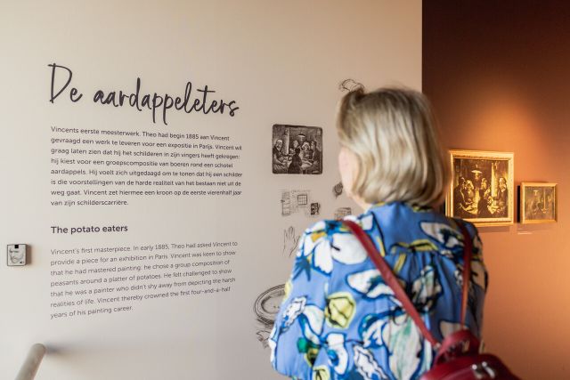 Bezoeker in Van Gogh Village Museum in Nuenen