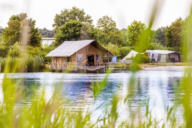 TerSpegelt tent aan het water