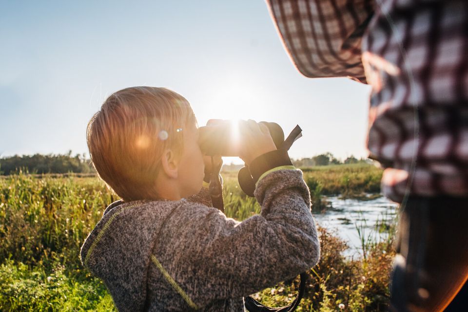 Kind met verrekijker in de Biesbosch