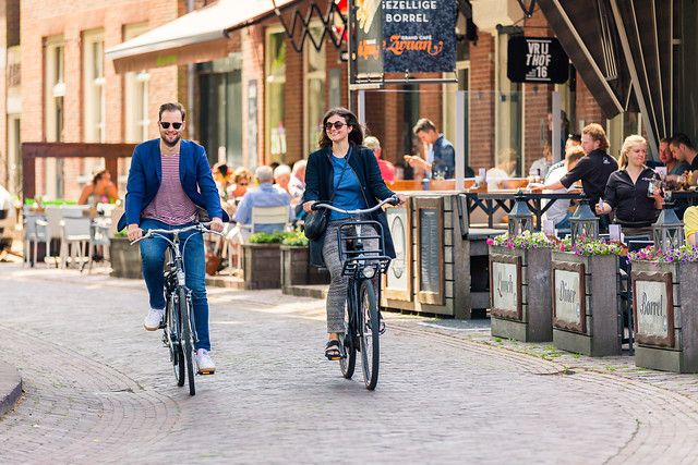 Twee fietsers op de route van La Trappe die langs terrassen fietsen