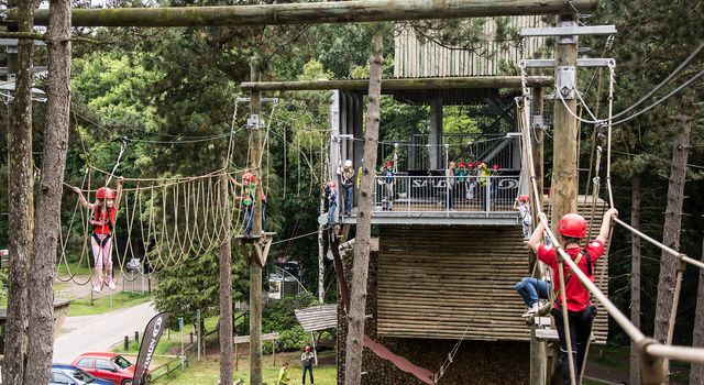 Klimtoren met parcours eromheen die beklommen wordt door kinderen